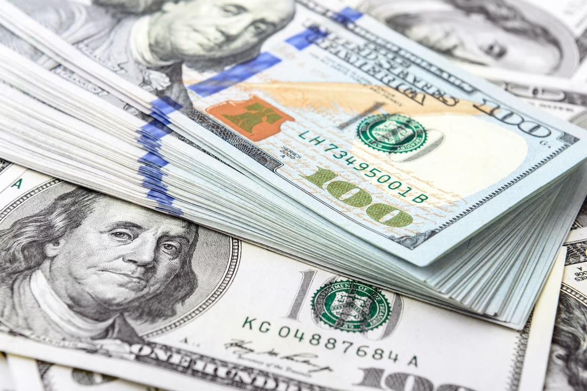 El peso se acomoda en el mostrador mientras los servicios empujan la inflación porteña