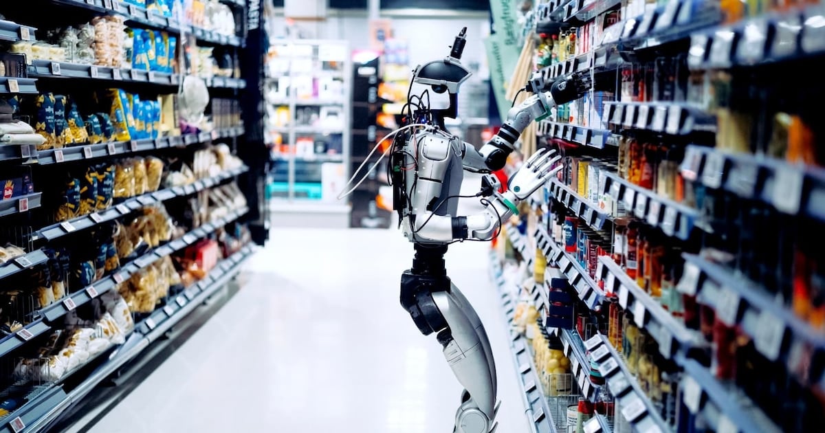 Robots humanoides entrenan de madrugada en supermercados daneses para reponer góndolas vacías