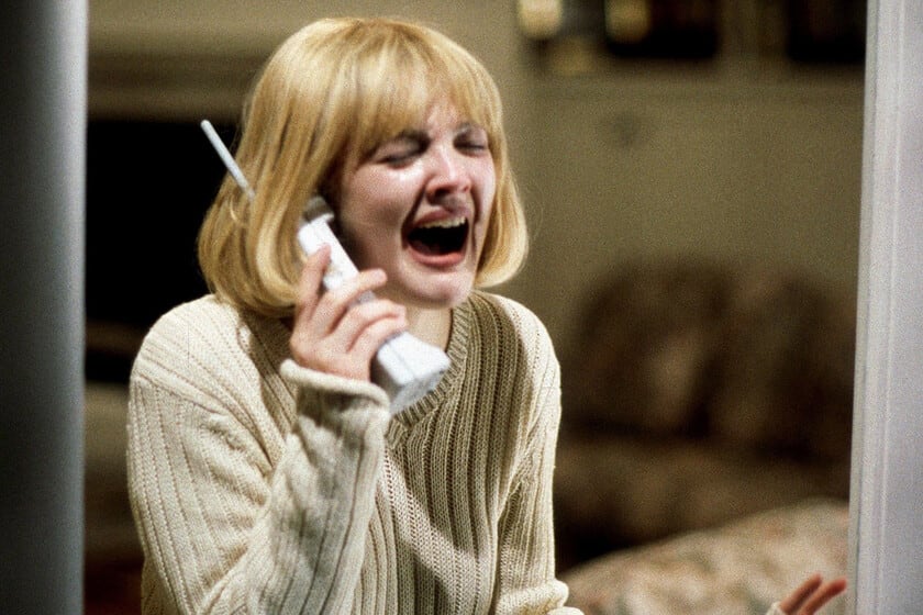 A treinta años del grito que abrió Scream: cómo Wes Craven hizo llorar a Drew Barrymore con un recuerdo y un mechero