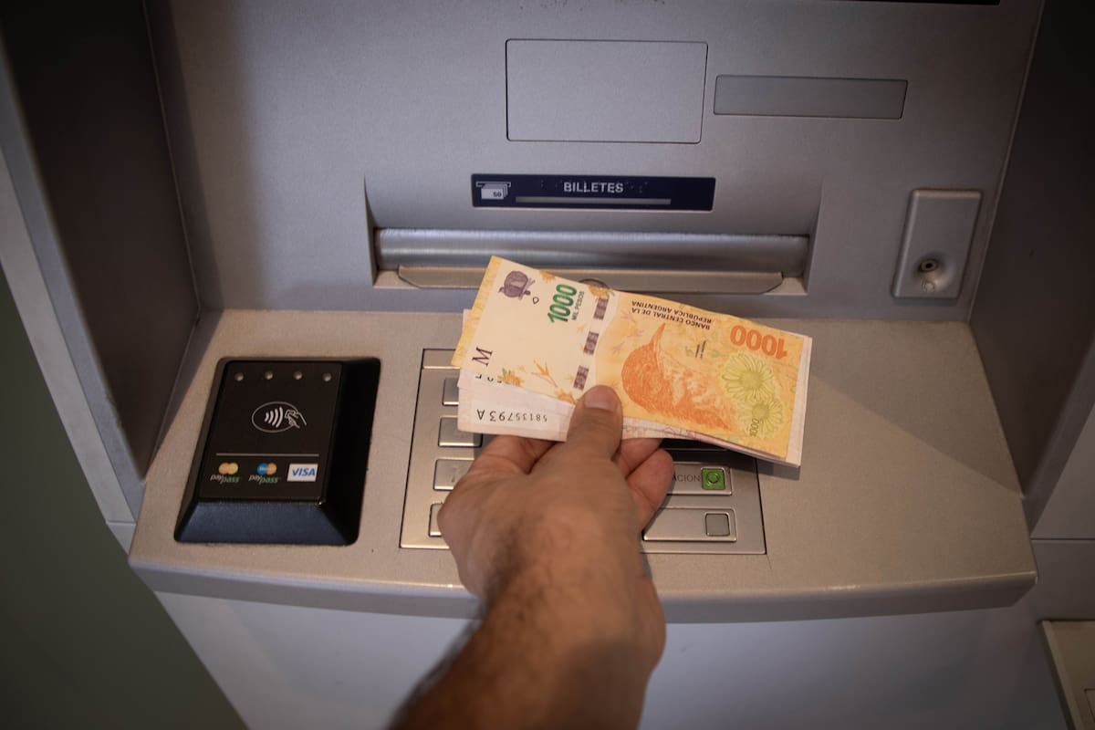 La banca argentina se repliega: siete años de cierres, un sistema que se muda a la pantalla
