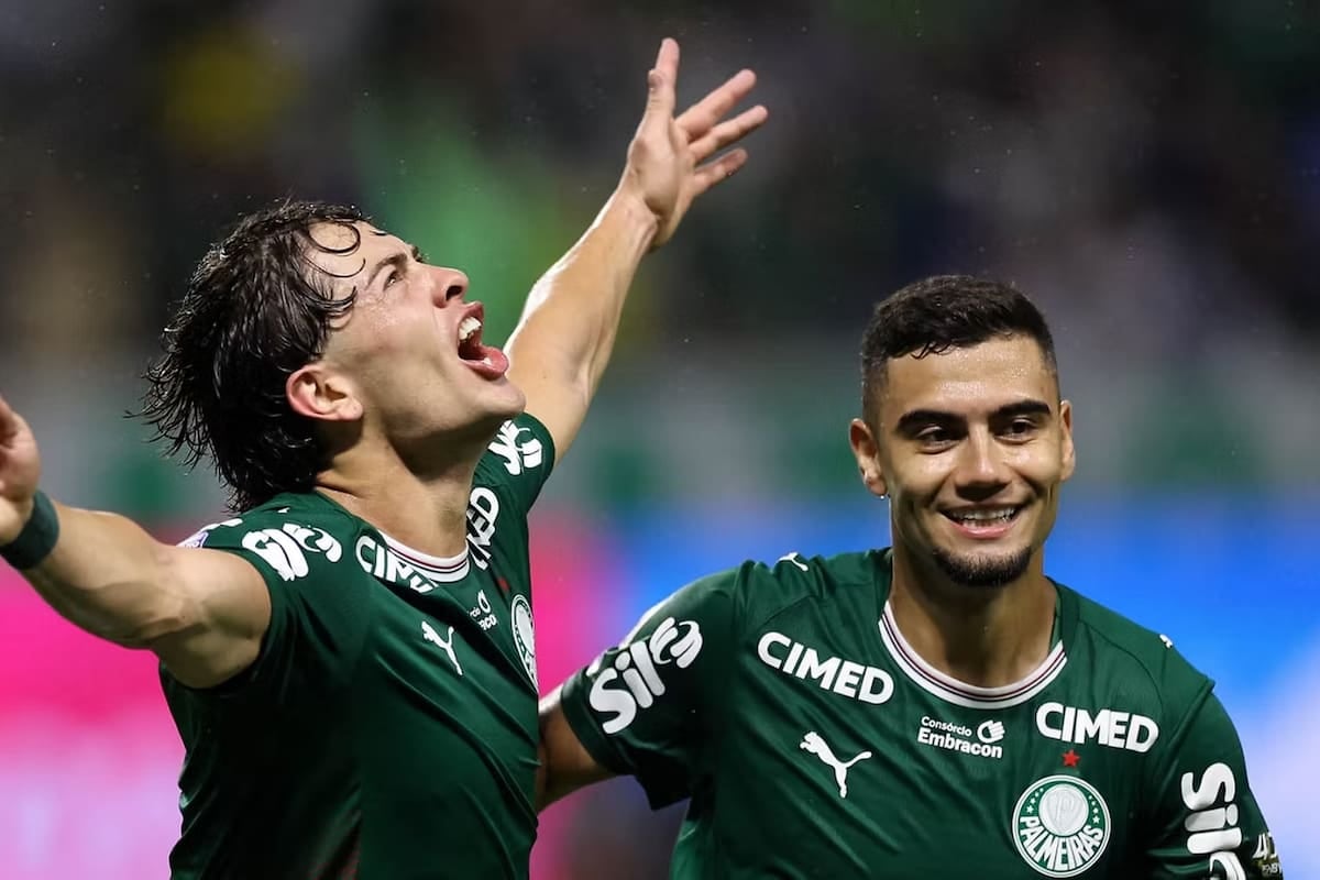Giay se disfrazó de verdugo: doblete en el clásico paulista y Seedorf tomó un fierro caliente