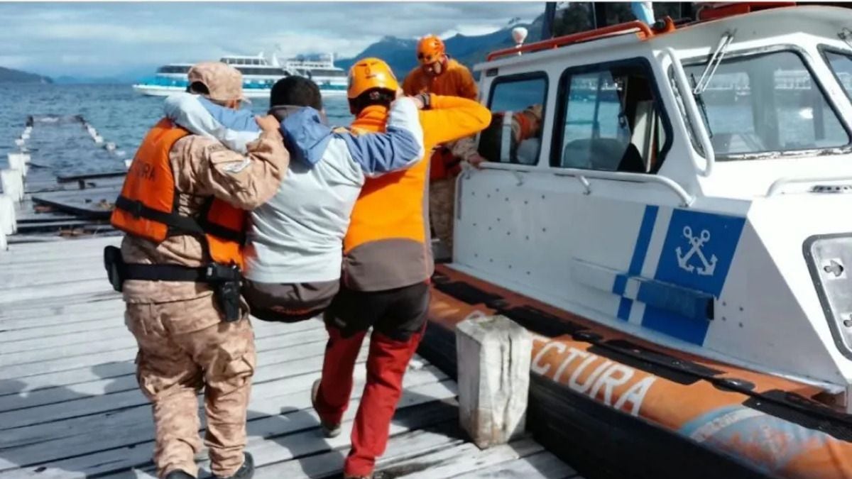 Rescate por agua en el Nahuel Huapi: evacuaron a un turista con el tobillo roto a mitad del sendero al Bosque de los Arrayanes