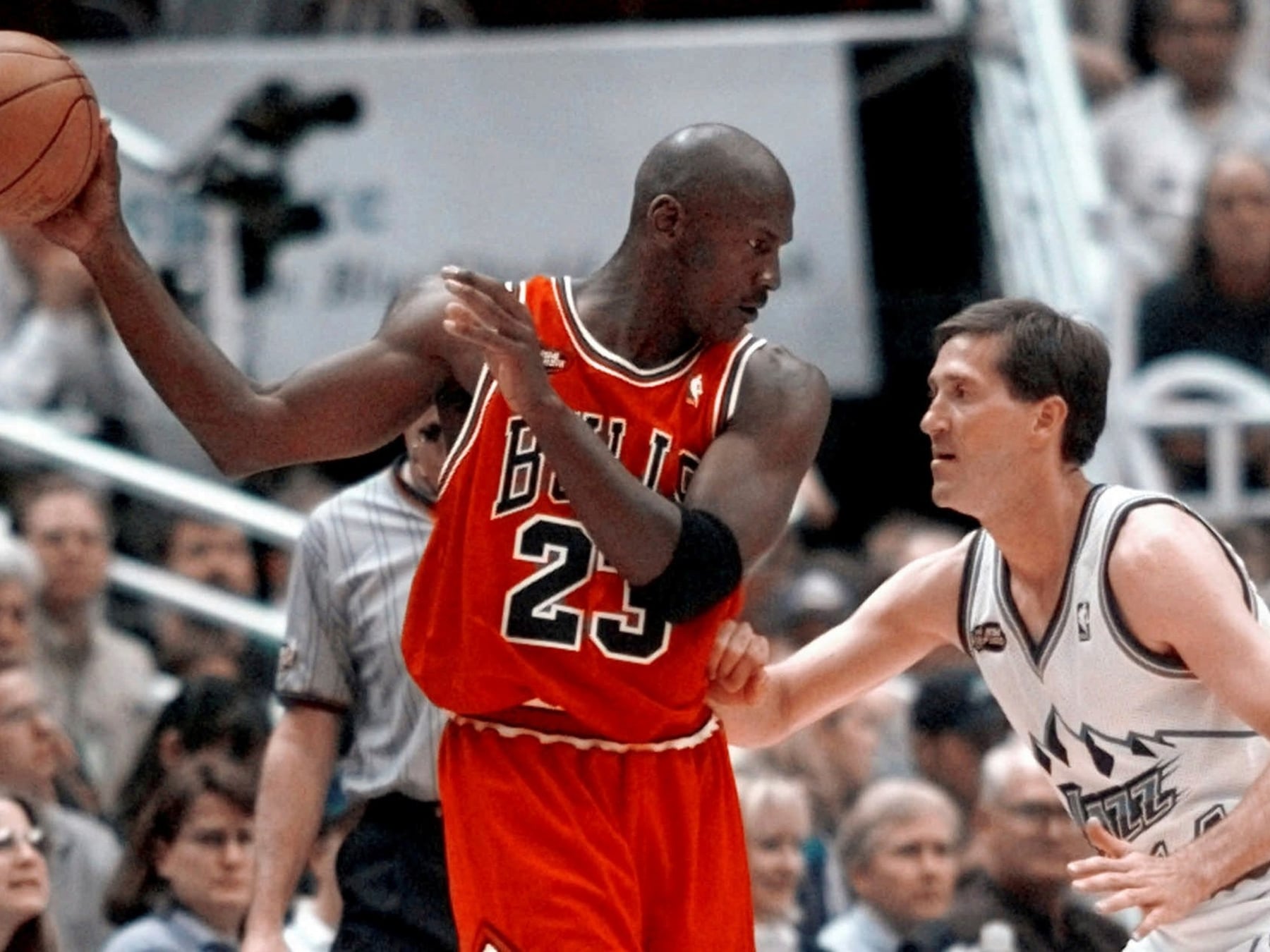 Catorce millones por un pedazo de tela roja: la camiseta de Jordan del 98 sigue haciendo historia