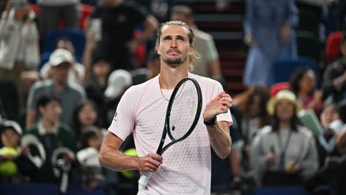 Zverev sacó a flote la diferencia en los momentos bravos y ya está entre los ocho mejores en Shanghái