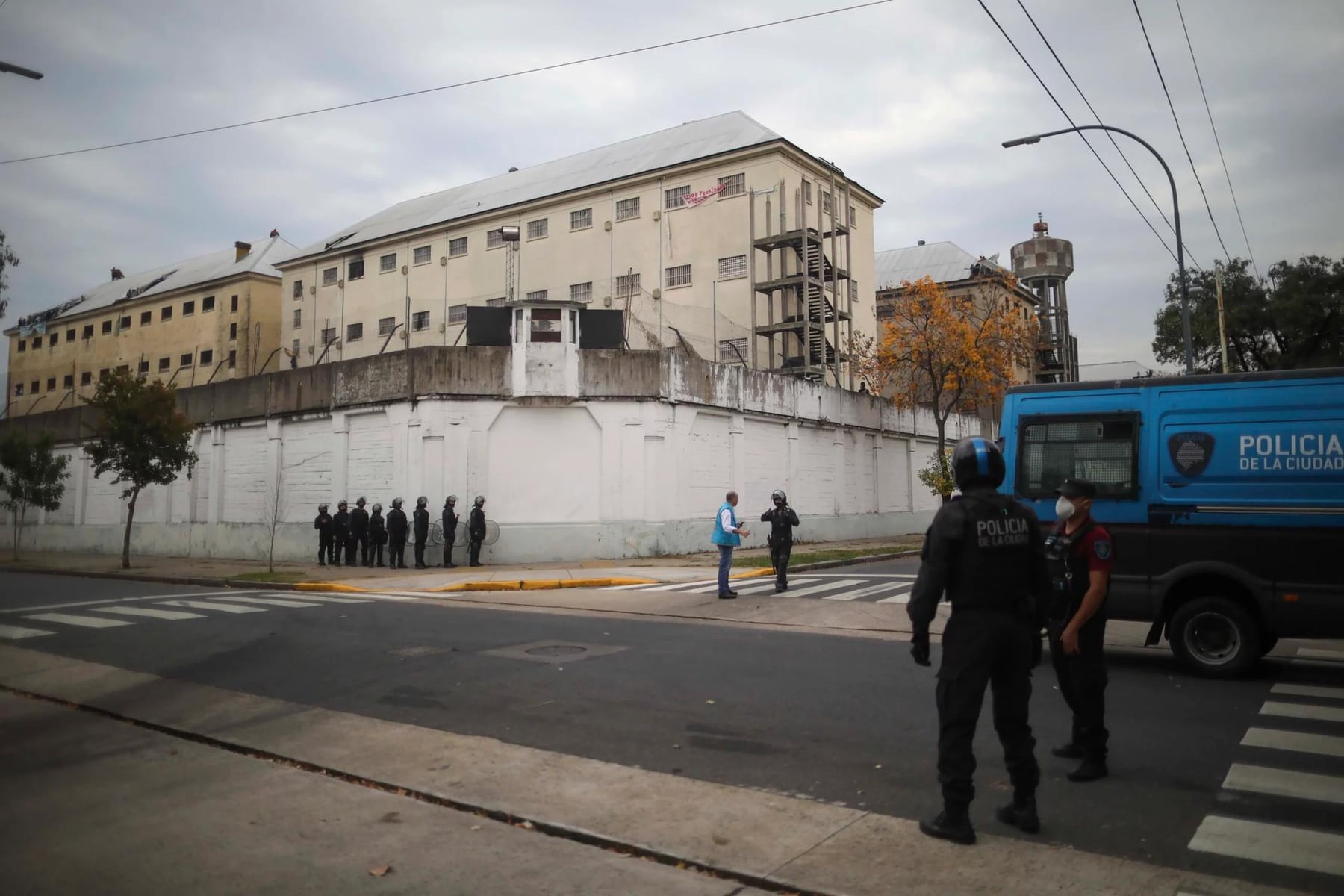 Más de la mitad de los internos de Devoto ya fueron derivados a Marcos Paz en un operativo que genera quejas por la falta de pertenencias