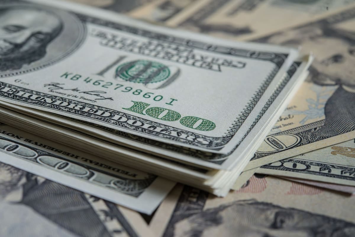 El dólar oficial naveja en la zona más tranquila del año: el techo cambiario de noviembre queda a casi 28% de distancia