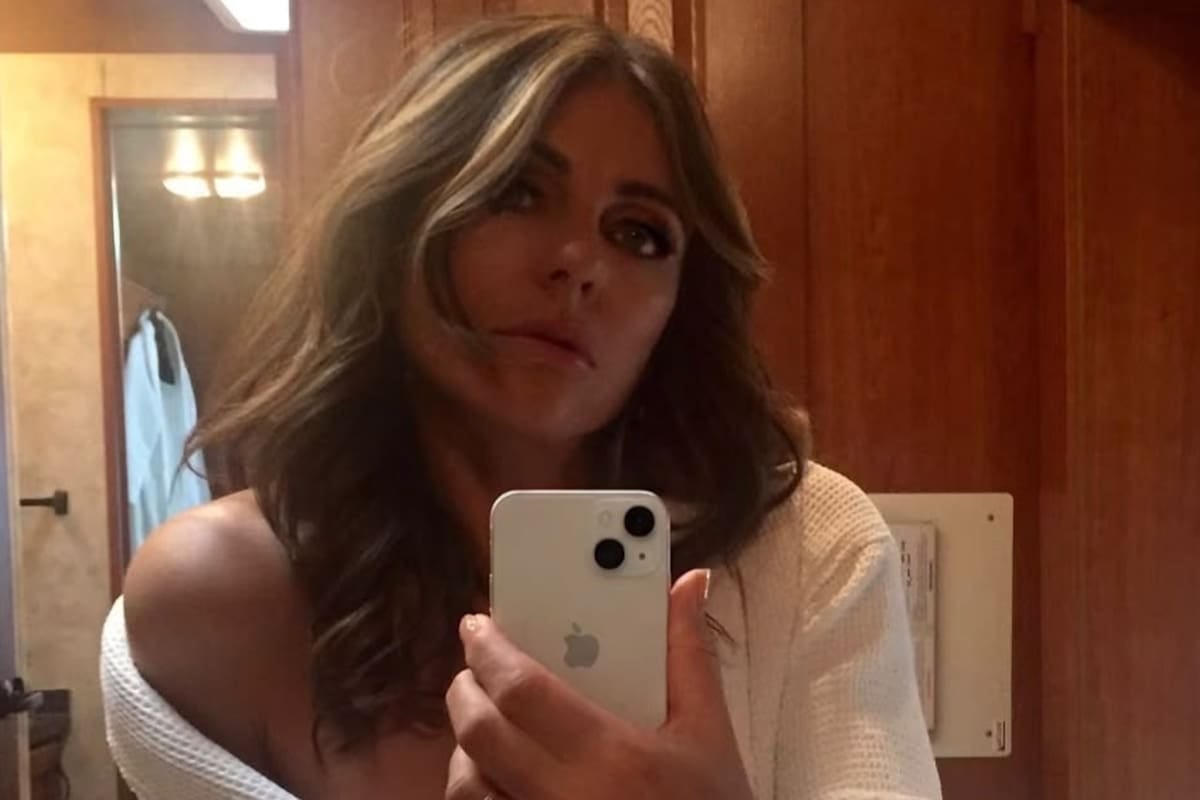 Elizabeth Hurley volvió al set de The Burbs y un anillo de diamantes desató las sospechas de sus seguidores