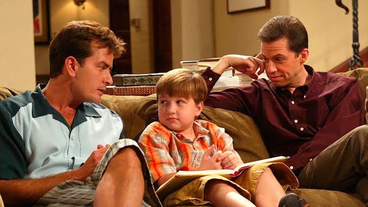 El galpón donde casi nada sucede: Hugh Grant, Charlie Sheen y la silla vacía que Ashton Kutcher terminó ocupando
