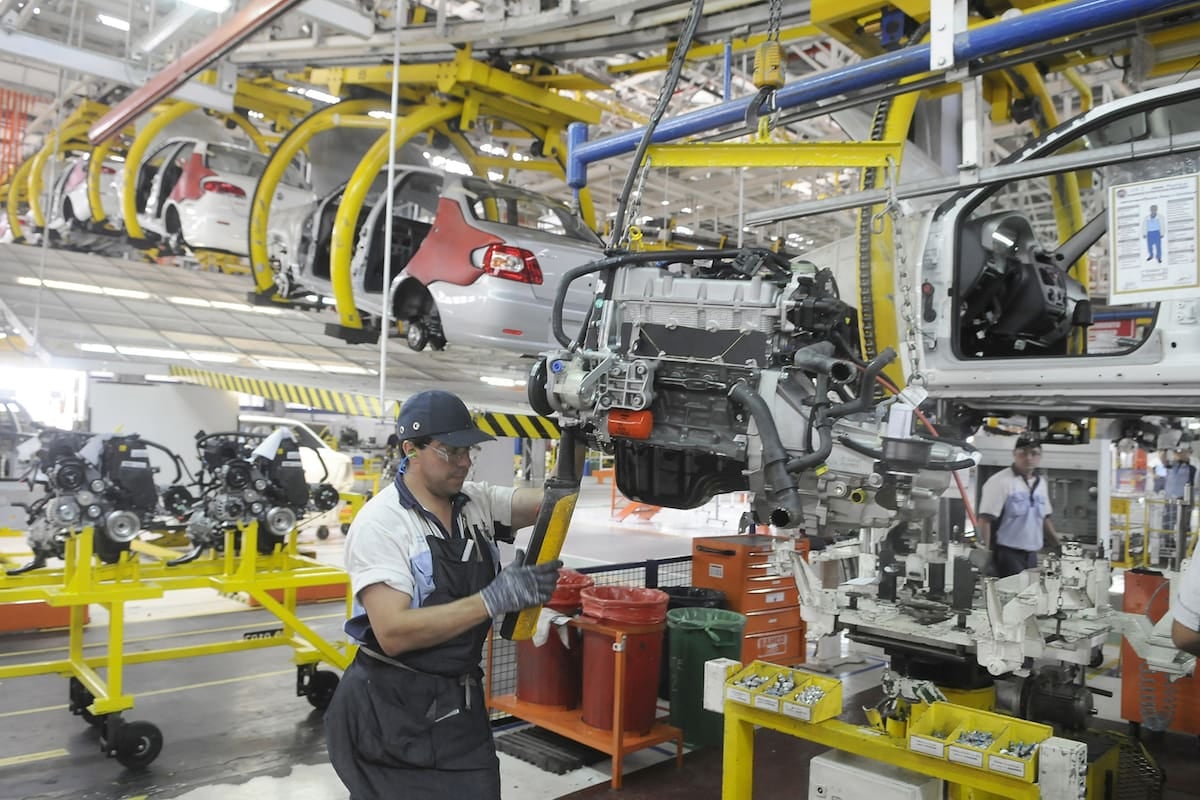 La industria arrancó el segundo semestre con casi la mitad de sus máquinas apagadas