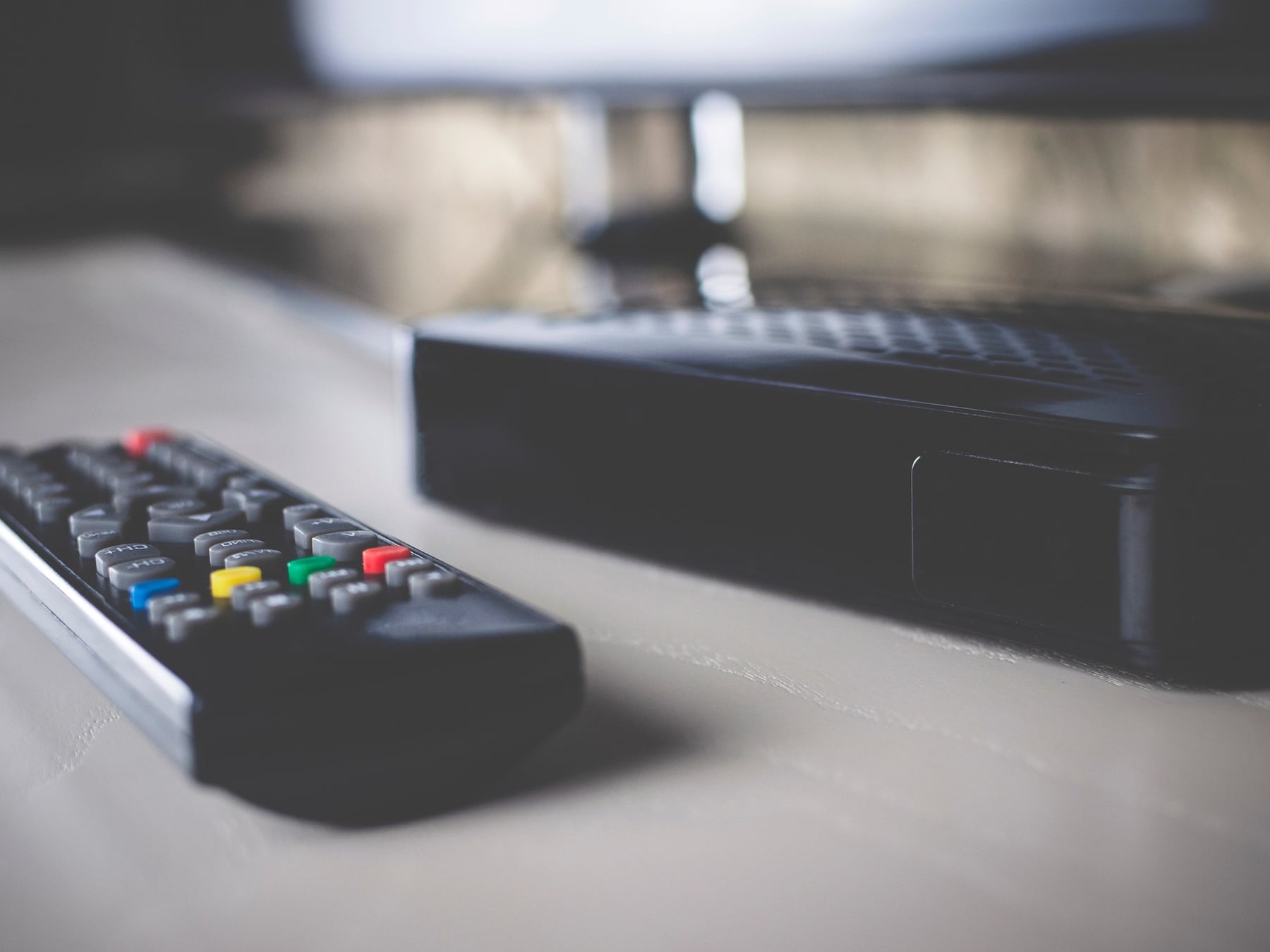 Una TV box comprada en una feria de Santiago terminó siendo la prueba más elocuente de por qué hay que tener cuidado con lo que se enchufa al televisor