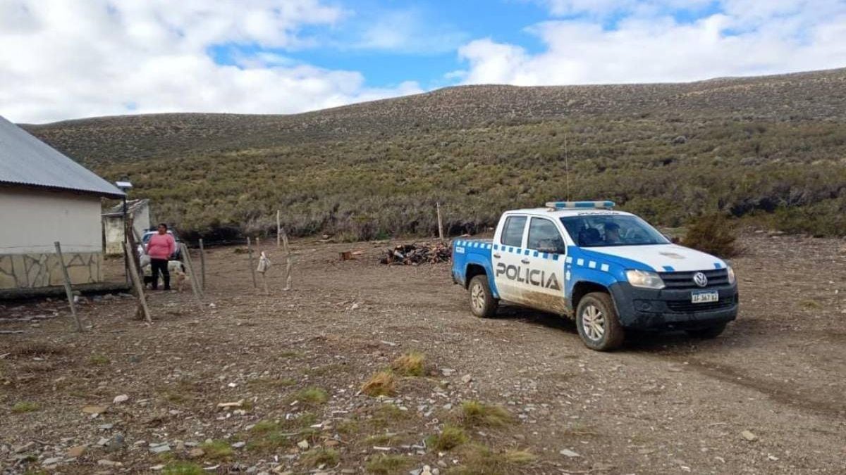 Doce kilómetros de barro y una semana sin comida: el rescate de una familia criancera en la meseta neuquina