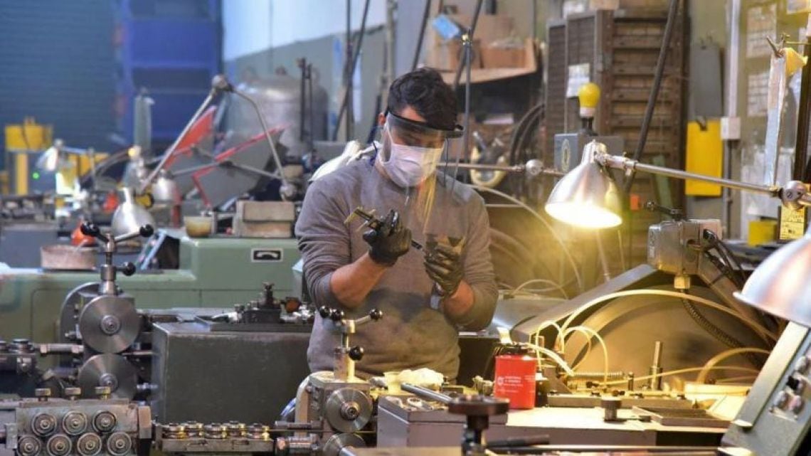 Fábricas a media máquina: la industria dejó sin activar más de cuatro de cada diez puntos de capacidad en agosto