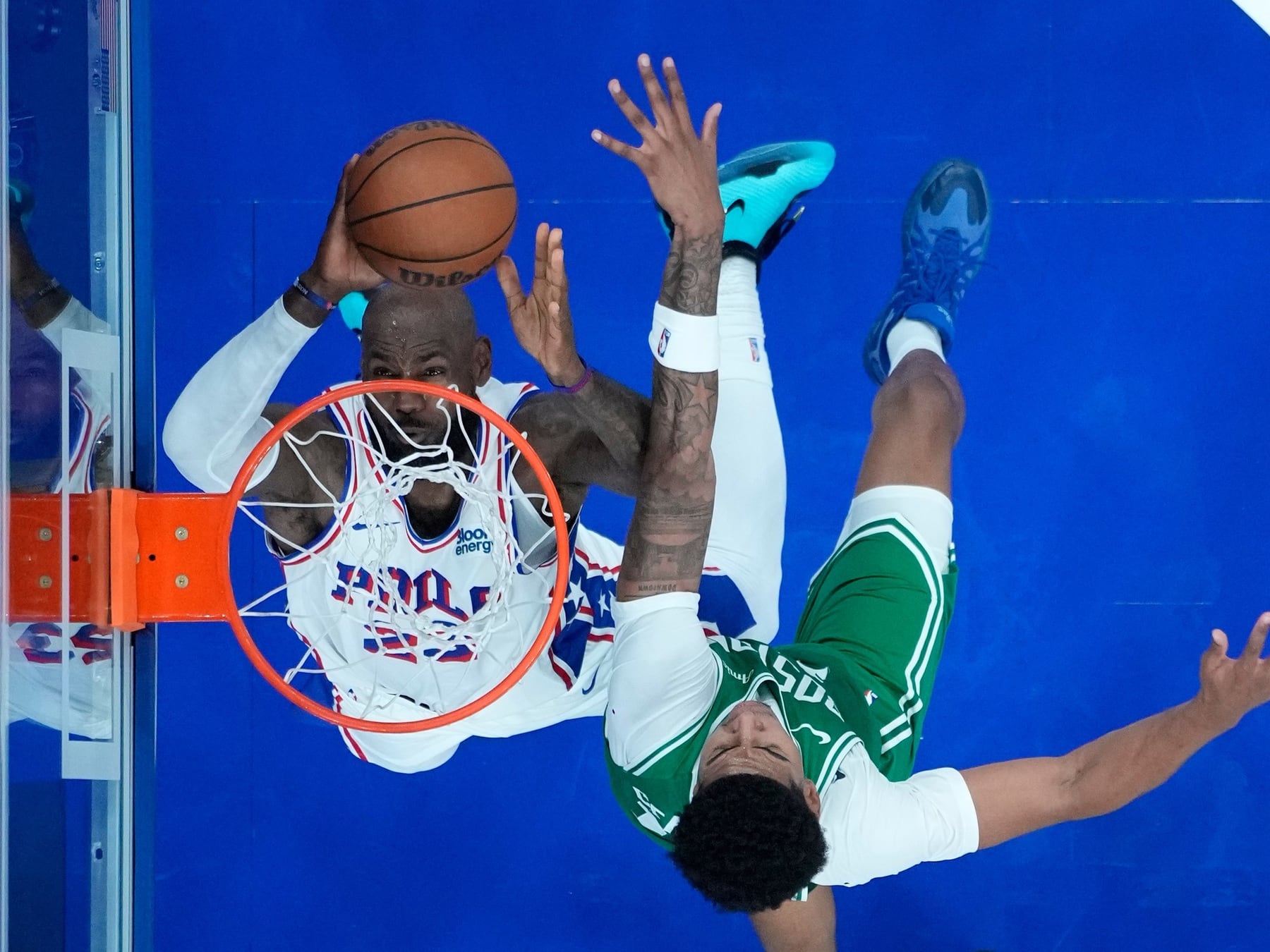 LeBron, el abuelo de la NBA, ya salta como local en Philly y dejó una volcada que hizo temblar el techo