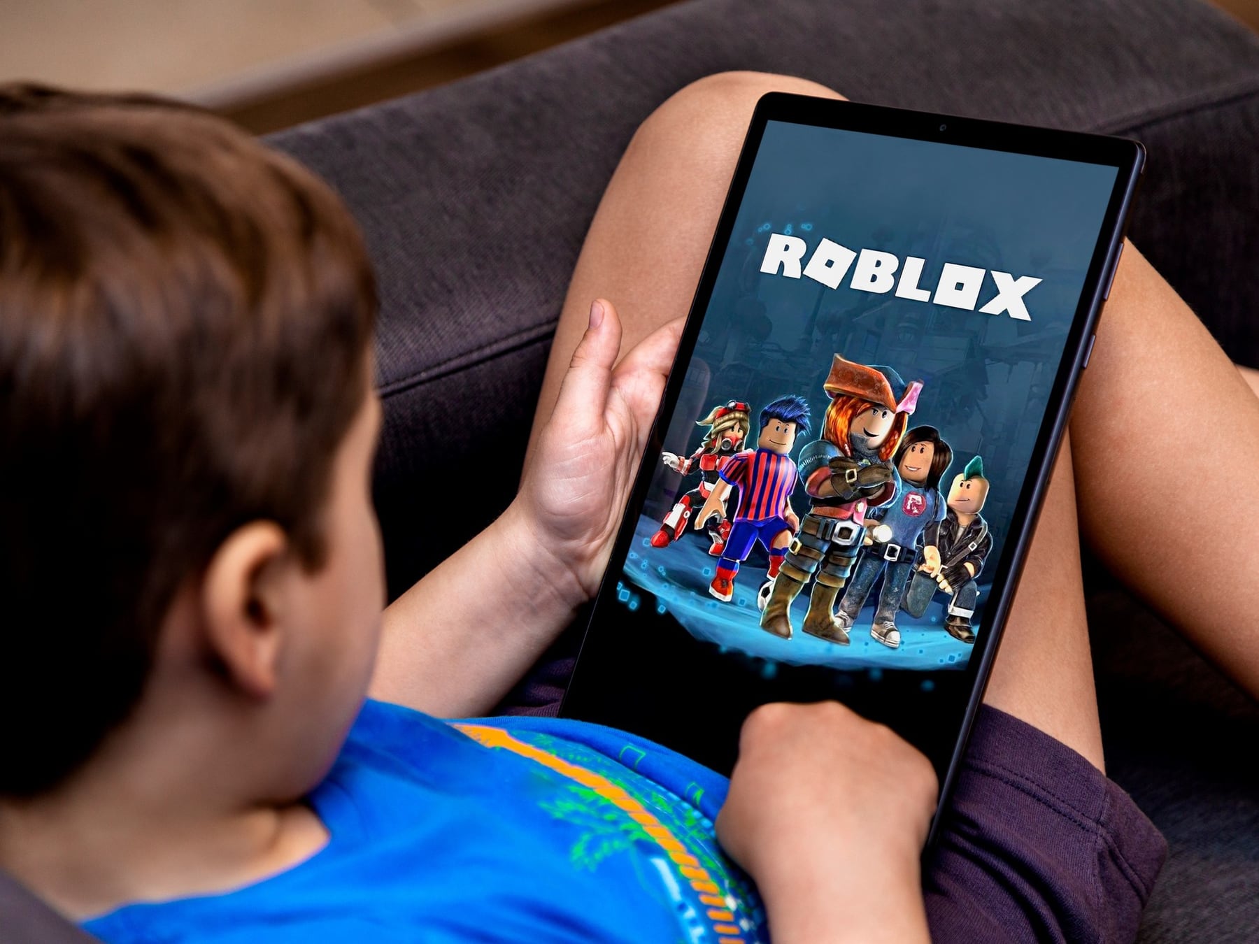 Roblox cumple veinte años y los padres siguen sin entender qué hacen sus hijos ahí adentro: la advertencia de una periodista que se propuso investigarlo a fondo