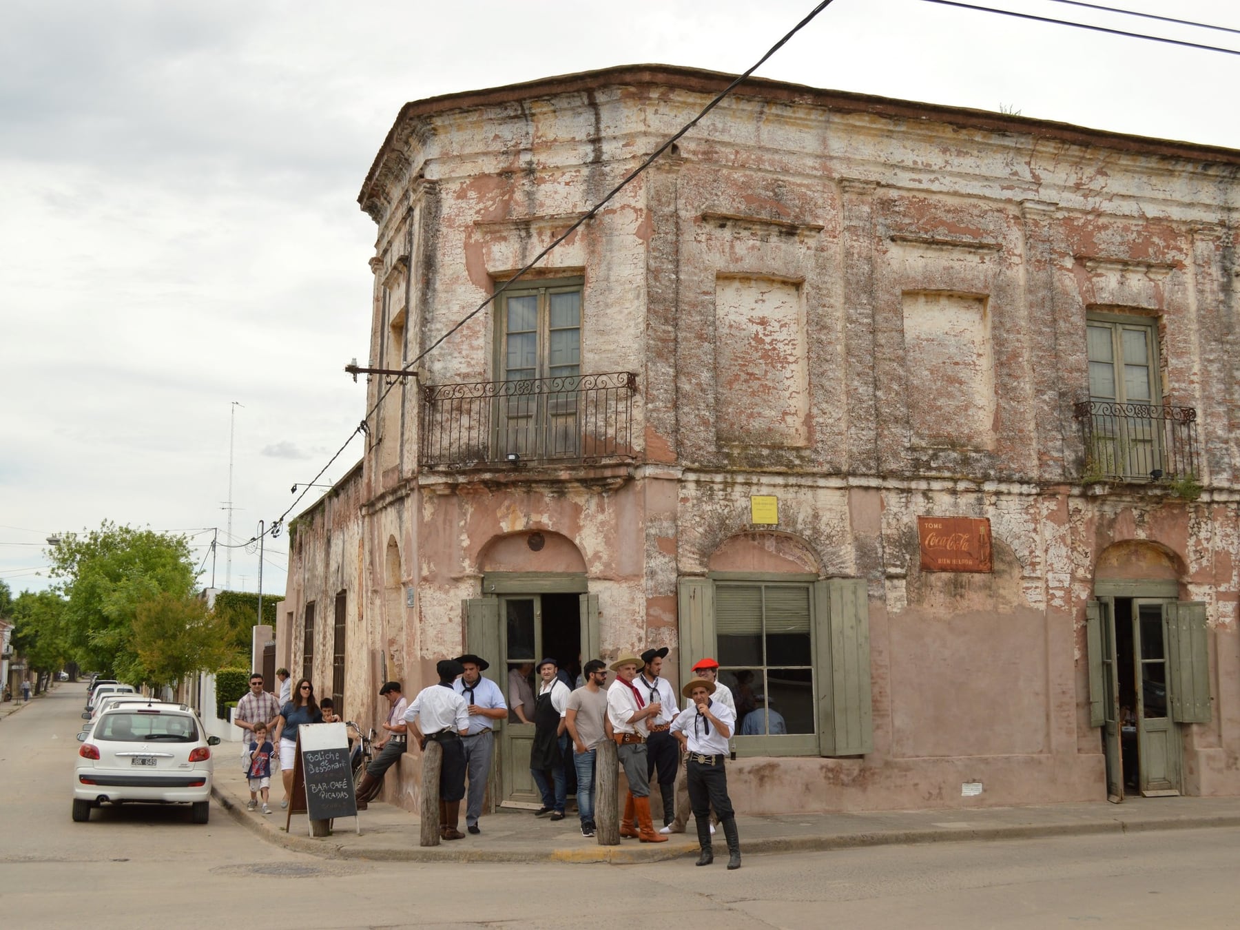 San Antonio de Areco: a 113 kilómetros de Buenos Aires, un pueblo que reescribe su identidad a golpe de martillo y de telar