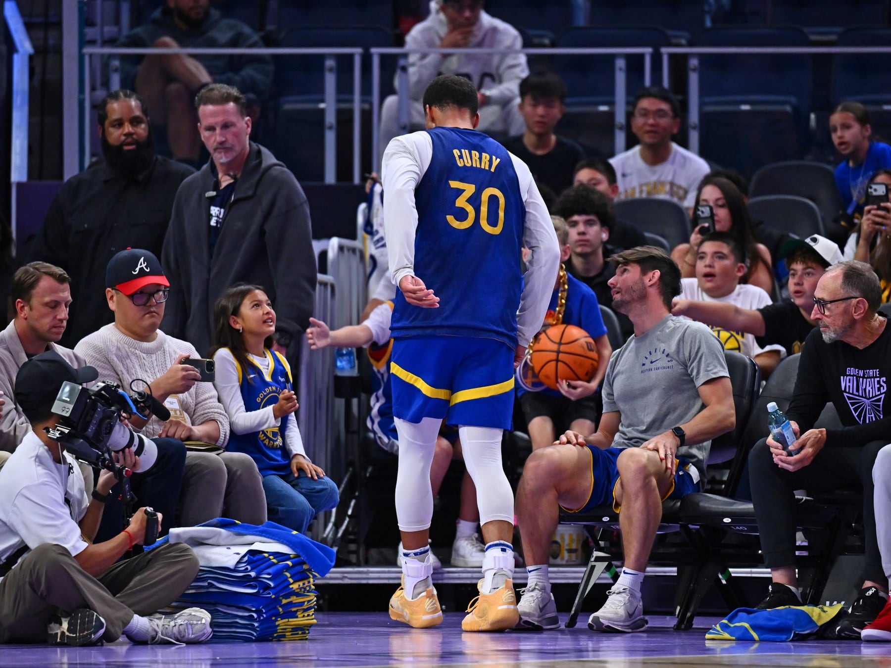 Curry dijo presente con la billetera, pero el tobillo le dijo basta antes del debut