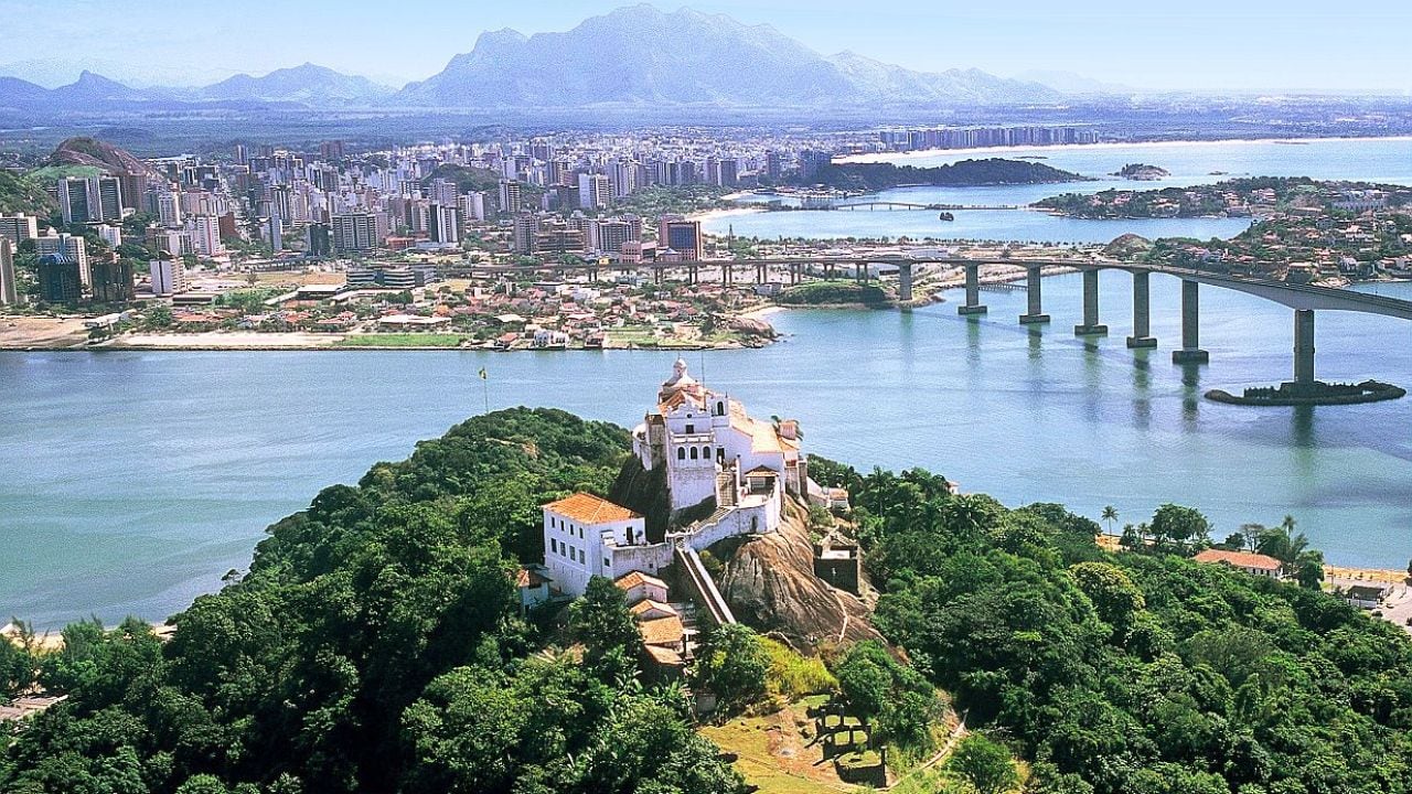 Espírito Santo, el rincón del Sudeste brasileño que se abre paso entre playas serenas, sierras coloridas y una cocina con apellido propio