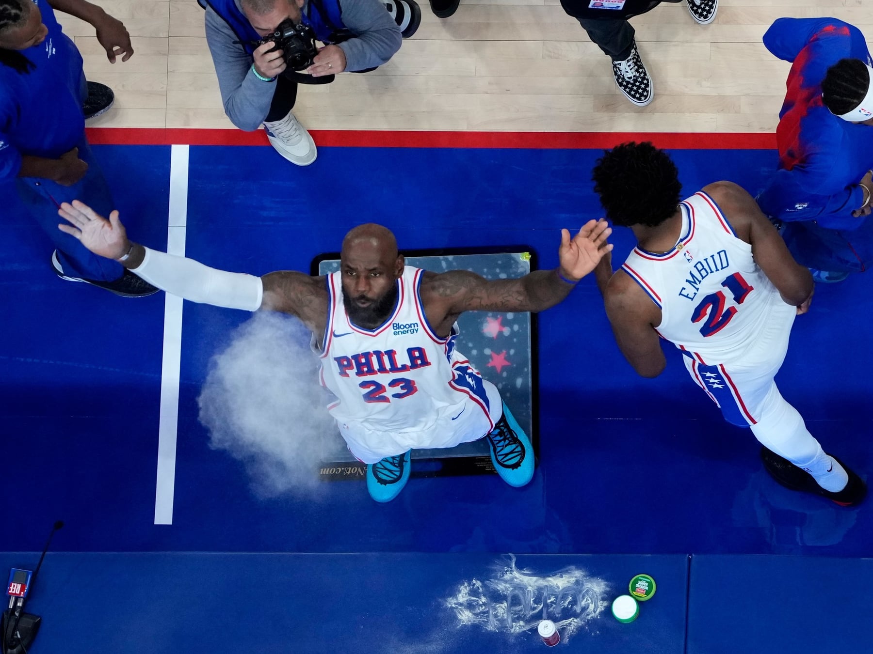 LeBron debuta en Filadelfia y los Knickers defienden su corona: la NBA vuelve a escena