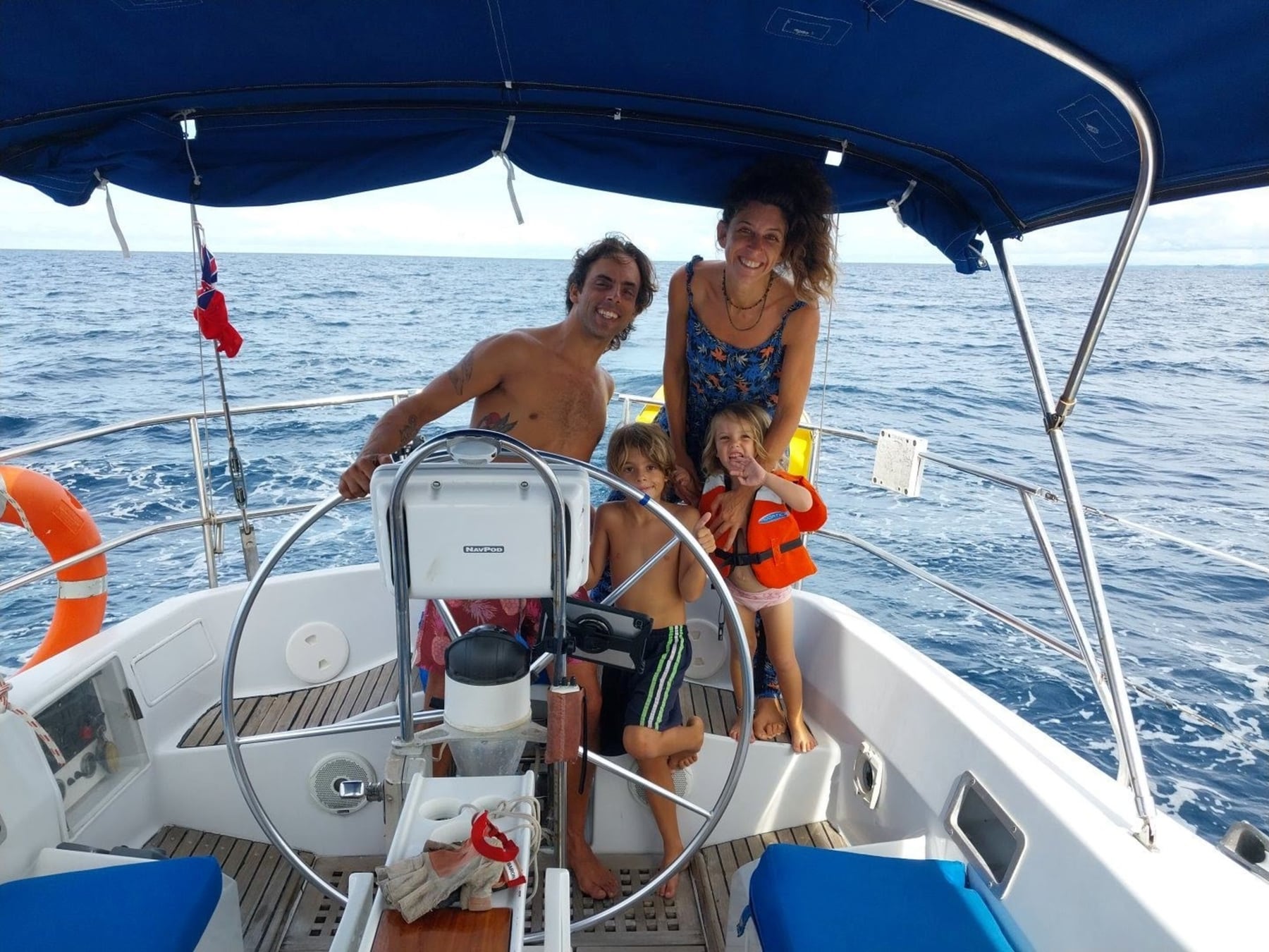 Polinesia Francesa a vela: la vida cotidiana en las islas de la Sociedad según una pareja argentina
