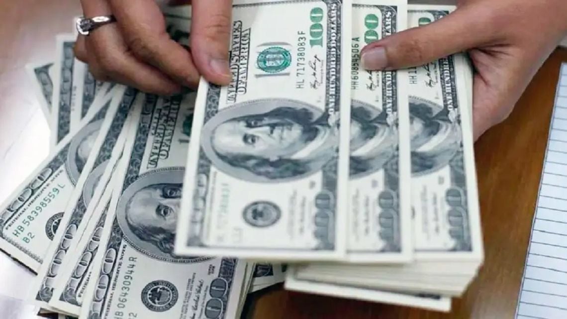 El dólar oficial llegó a $1.550 y la brecha con el blue se reducedó al 2,5%