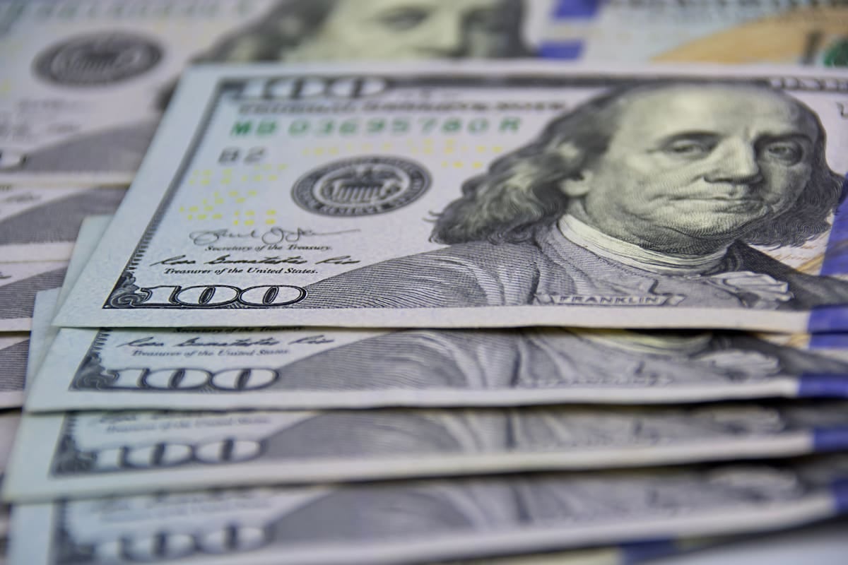 El dólar se mantiene estable durante el fin de semana mientras la inflación mensual llega al 1,9%
