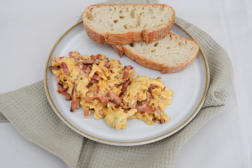 Huevos revueltos con bacon: cómo conseguir textura cremosa sin errores