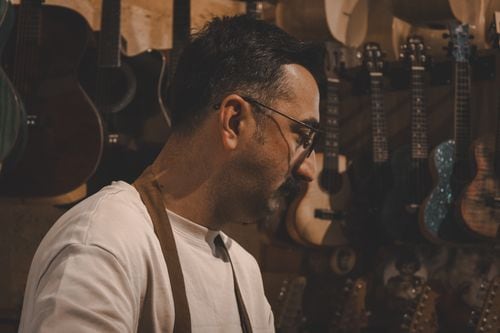 Saúl Pérez Zibana resurrecta el oficio de luthier en China Muerta